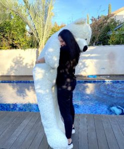 דובי ענק לבן שמנת קלאסי 2 מטר מחובק עם ילדה
