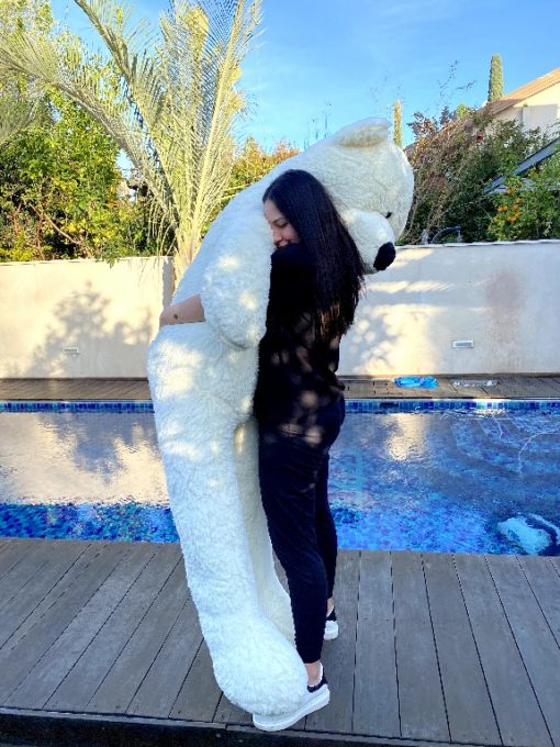 דובי ענק לבן שמנת קלאסי 2 מטר מחובק עם ילדה