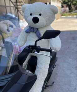 דובי ענק לבן על אופנוע